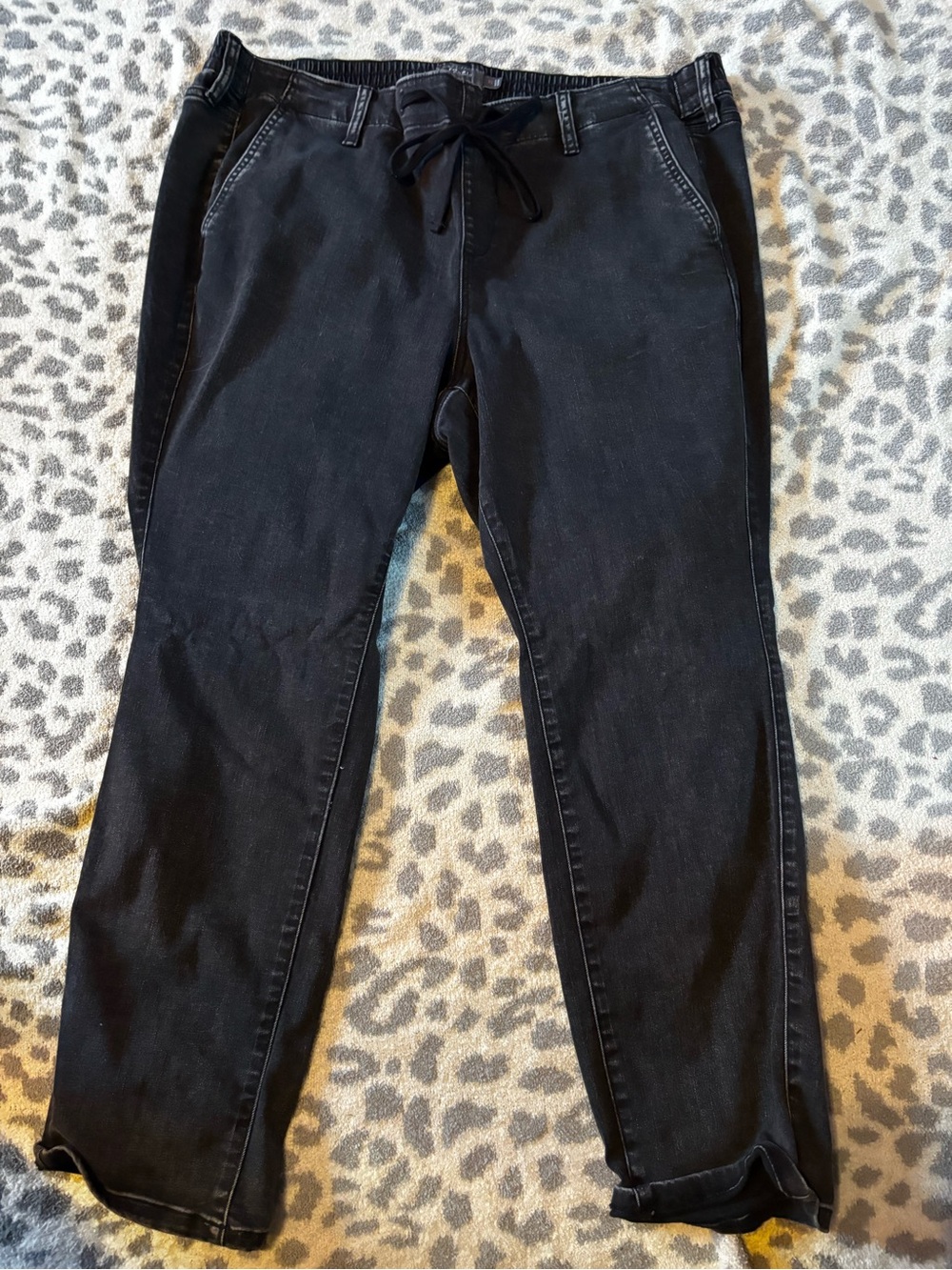 Straight Leg Women's Jeans in Black